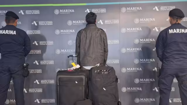 Uno de los hombres detenidos en el AICM