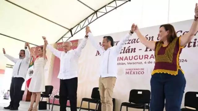Andrés Manuel López Obrador, presente en la inauguración del camino Minatitlán-Hidalgotitlán