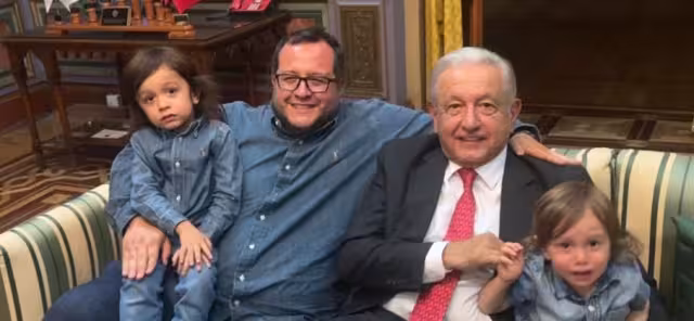 José Ramón López Beltrán con sus hijos y el presidente Andrés Manuel López Obrador