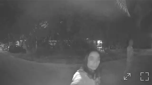 Cámaras captaron a 2 personas que merodeaban de noche y fuerzan puertas de casas