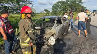 Fuego consume automóvil; no se reportaron víctimas