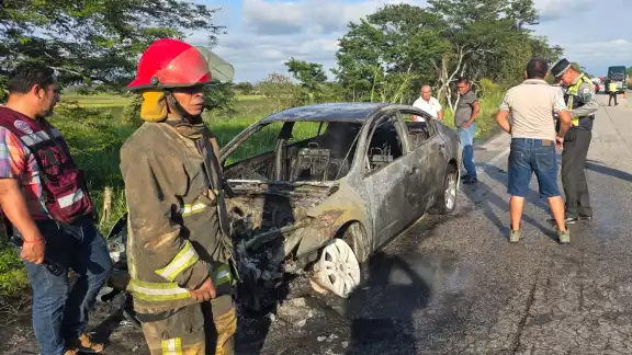 Fuego consume automóvil; no se reportaron víctimas Fuego consume automóvil; no se reportaron víctimas