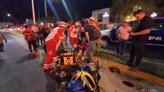 Pareja de motociclistas resultó lesionada tras ser impactada por una camioneta en avenida Isla de Tris, en Campeche.