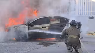 Se incendió un vehículo de la Comisión Federal de Electricidad en la colonia Santa Rosalía.