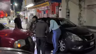 Camioneta provoca daños a dos autos y es asegurada