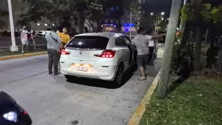 Mujer presuntamente ebria atropella a motociclista.