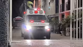 Mujer sufre fractura en el brazo tras caída en hotel.