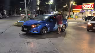 Taxi impacta a automóvil particular en la colonia Petrolera