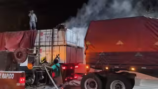 Incendio de tractocamión movilizó a cuerpos de emergencia en la colonia Salitral, en Ciudad del Carmen.