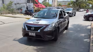 Un motociclista y un menor resultaron lesionados tras ser embestidos por un taxi en Periférica Norte de Campeche.