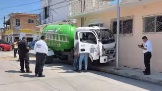 Pipa con gas LP se impacta contra vivienda en el Centro; no hubo lesionados