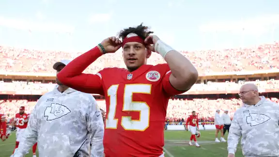 Patrick Mahomes en acción Patrick Mahomes en acción
