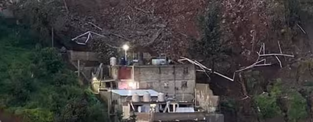 La mañana de este martes se registró un deslave en la colonia San Francisco Chimalpa, ubicada en el municipio de Naucalpan