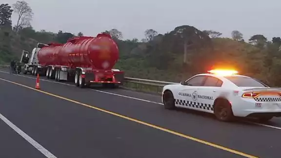 Este sábado un autobús que circulaba  en la carretera Cardel-Poza Rica volcó dejando al menos 44 heridos