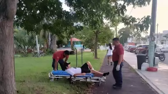El hombre lesionado fue trasladado para recibir atención médica especializada. El hombre lesionado fue trasladado para recibir atención médica especializada.