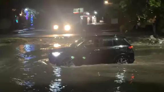 Avenida Bonampak fue cerrada por inundaciones a causa de fuerte lluvia.
