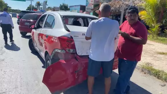 Motociclista resultó con heridas sangrantes tras chocar por alcance contra un taxi en la Avenida Pedro Sainz de Baranda de Campeche.