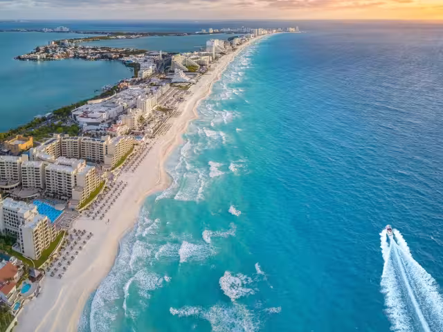 Ubicado en sobre el Mar Caribe, se ha convertido en una verdadera joya turística en Quintana Roo y México