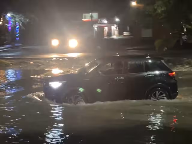 Avenida Bonampak fue cerrada por inundaciones a causa de fuerte lluvia.