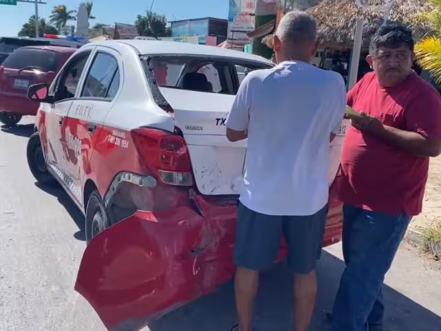 Motociclista resultó con heridas sangrantes tras chocar por alcance contra un taxi en la Avenida Pedro Sainz de Baranda de Campeche.