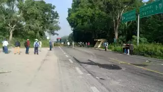 Bloquean carretera Nicolás Bravo-Escárcega por protesta contra la CFE