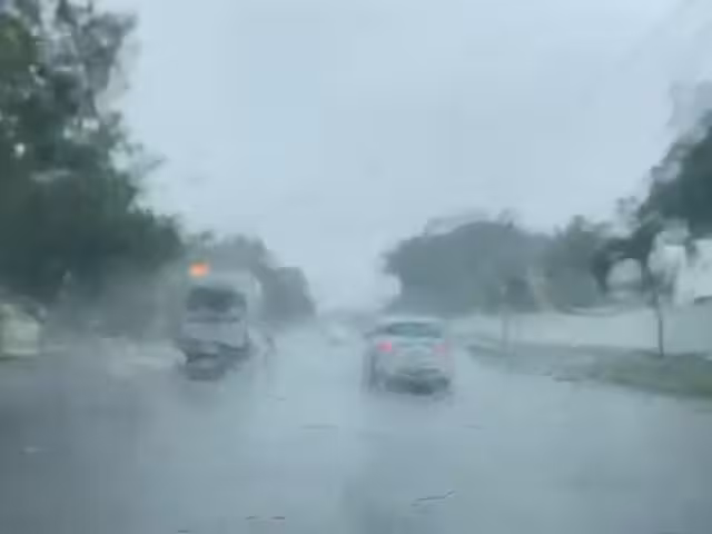 Cancún inicia la mañana con fuertes lluvias e inundaciones