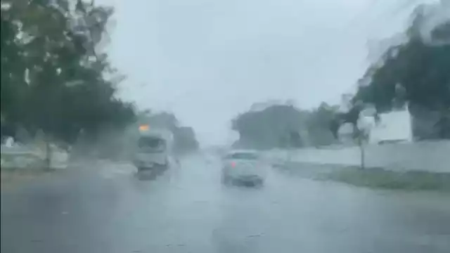 Cancún inicia la mañana con fuertes lluvias e inundaciones