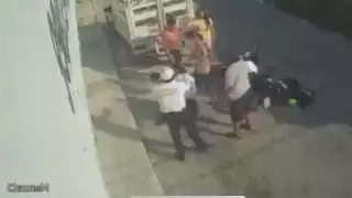 Dirección de Tránsito golpea a adulto y a menor en Cancún 