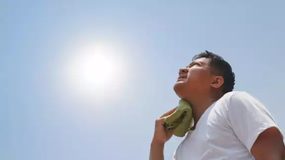 Exponerse a horarios cuando el calor y los rayos del sol son más intensos, elevan las posibilidades de sufrir un golpe de calor Exponerse a horarios cuando el calor y los rayos del sol son más intensos, elevan las posibilidades de sufrir un golpe de calor