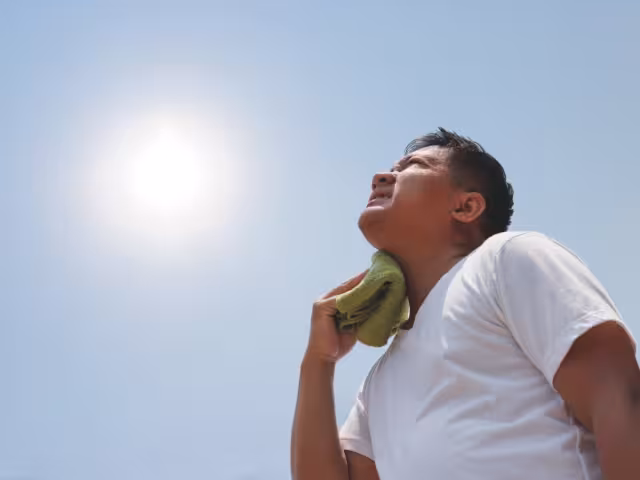 Exponerse a horarios cuando el calor y los rayos del sol son más intensos, elevan las posibilidades de sufrir un golpe de calor
