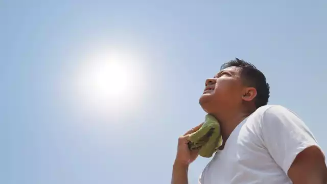Exponerse a horarios cuando el calor y los rayos del sol son más intensos, elevan las posibilidades de sufrir un golpe de calor