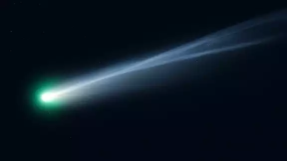 Entre numerosas estrellas y posiblemente cuerpos planetarios, la cola del cometa, compuesta por polvo y gas, fue distinguible en el firmamento nocturno Entre numerosas estrellas y posiblemente cuerpos planetarios, la cola del cometa, compuesta por polvo y gas, fue distinguible en el firmamento nocturno