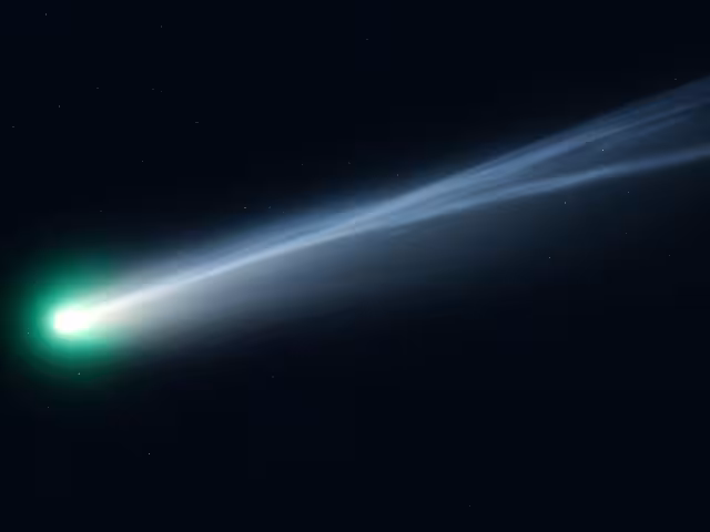 Entre numerosas estrellas y posiblemente cuerpos planetarios, la cola del cometa, compuesta por polvo y gas, fue distinguible en el firmamento nocturno