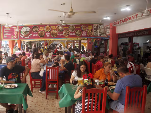 Restaurantes del centro lucen llenos, principalmente de mexicanos que disfrutan la gastronomía, parques y balnearios