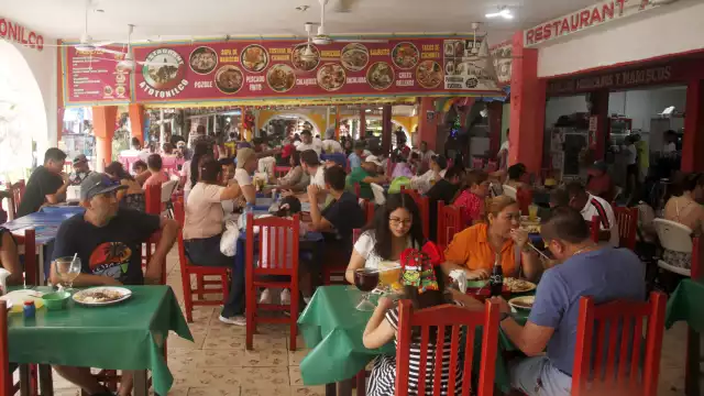 Restaurantes del centro lucen llenos, principalmente de mexicanos que disfrutan la gastronomía, parques y balnearios