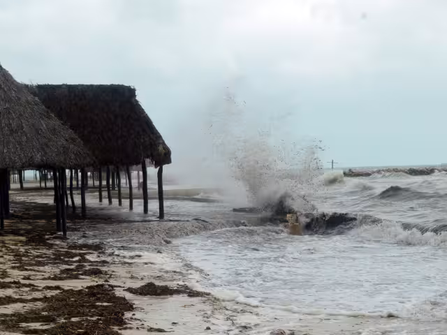 Este viernes y sábado se prevén tormentas intensas por ondas tropicales y la “Vaguada Maya”.