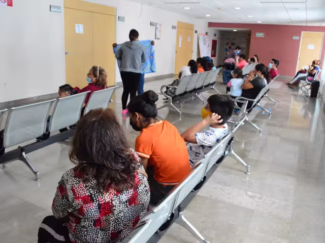 Los casos graves del padecimiento se dan en niños pequeños con sistema inmunitario debilitado