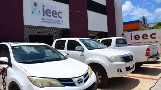 Una camioneta del IEEC está embargada por los adeudos con el IMSS