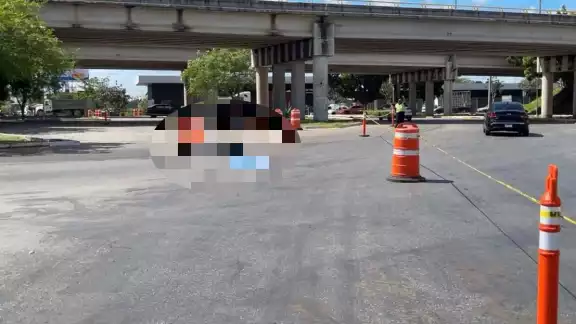 La mujer viajaba en una motocicleta junto con su esposo, cuando un tráiler intentó ganarles el paso La mujer viajaba en una motocicleta junto con su esposo, cuando un tráiler intentó ganarles el paso