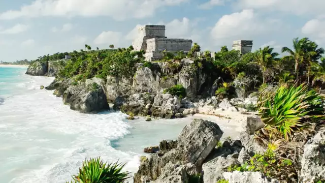 En la famosa zona arqueológica de Tulum es posible admirar las aguas del Mar Caribe
