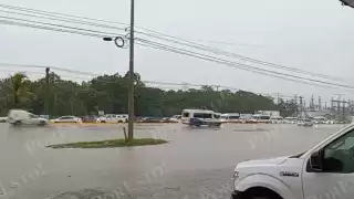 Intensa lluvia  afecta el tráfico en el boulevard Colosio de Cancún
