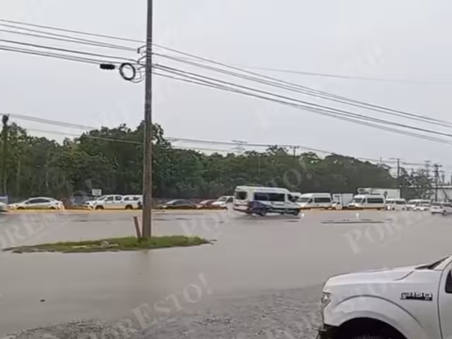 Asimismo, en algunos puntos de la ciudad ya se empiezan a registrar encharcamientos