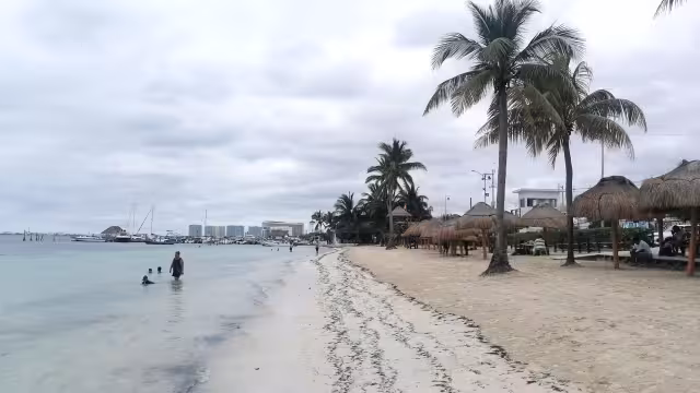 Se recomendó a la población no realizar actividades acuáticas mientras permanezca activo el cierre, que está sujeto a la mejora de las condiciones climáticas