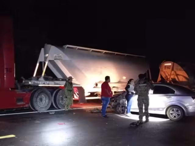 El conductor del tráiler resultó ileso, únicamente un susto por el percance