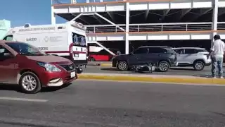 Motociclista choca por alcance una camioneta sobre la avenida Gobernadores en Campeche