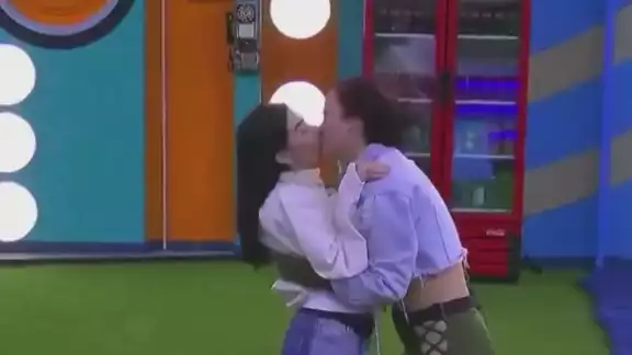 El beso que emocionó a más de uno en las redes sociales El beso que emocionó a más de uno en las redes sociales