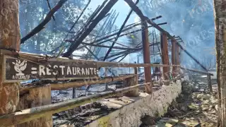 Fuerte incendio consumió tres palapas de un balneario en Felipe Carrillo Puerto