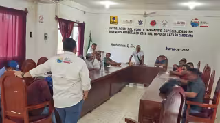 Tras unos minutos de espera, el grupo fue atendido en la Sala de Cabildos por Omar Coronado, secretario particular de la presidencia