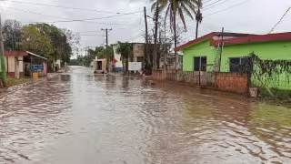 El sistema alcanzó su punto máximo poco después de las 11:00 horas, lo que generó anegaciones. Los puertos de Chiquilá y Holbox se cerraron a embarcaciones menores