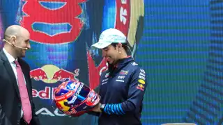 El espíritu del ring en la F1: Checo presenta casco especial" 